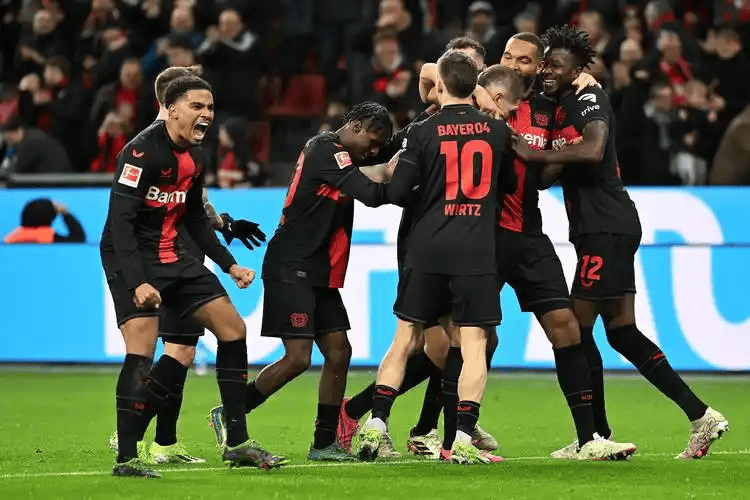 周六016德甲巅峰对决：勒沃库森VS拜仁慕尼黑 卫冕冠军VS榜首豪门，德甲德比生死较量