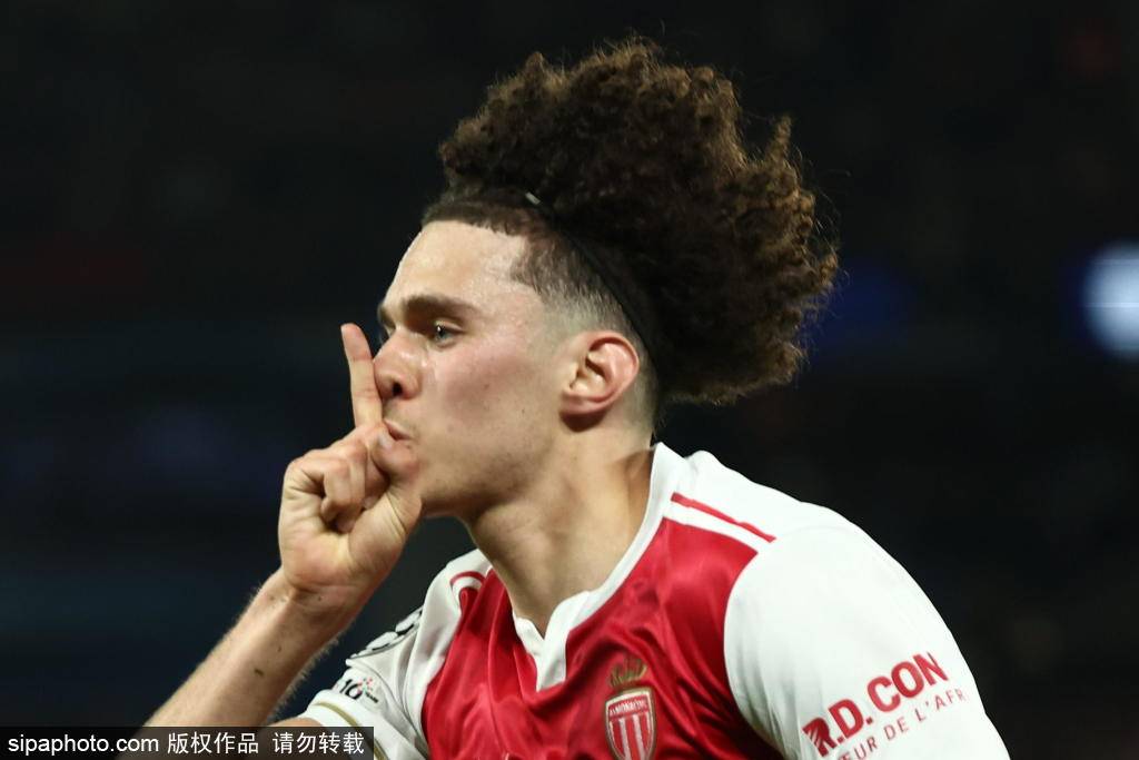 欧冠战火重燃：恩里克“掌掴”旧账未清，切尔西与巴黎恩怨再起